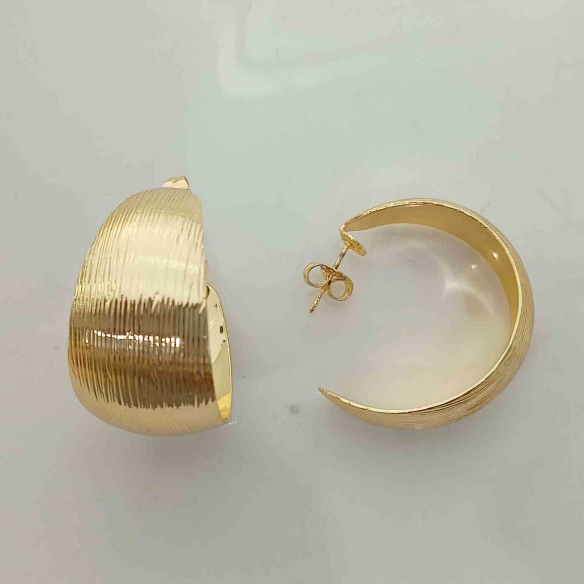 Aros Argolla C Abierta Cóncava Abombada Domo Dorada Baño Oro 18K Textura Tela Asargada Twill Grabada Volumétrica 30x18mm