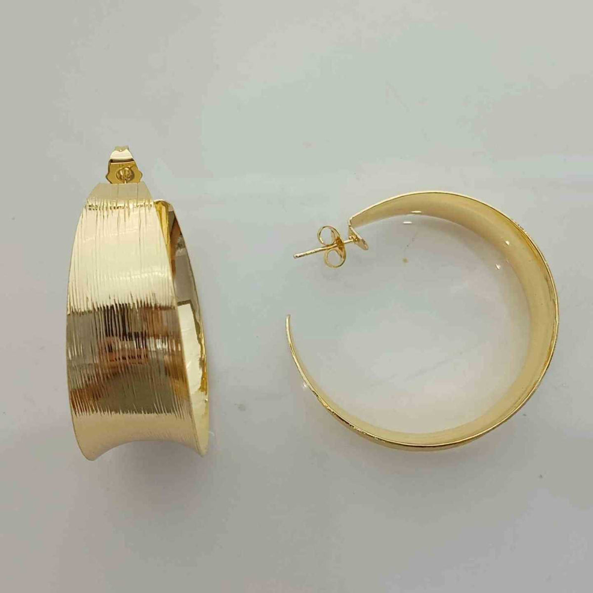 Aros Argolla C Abierta Cóncava Ancha Dorada Baño Oro 18K Textura Tela Asargada Twill Grabada Lujosa Statement 45x18mm