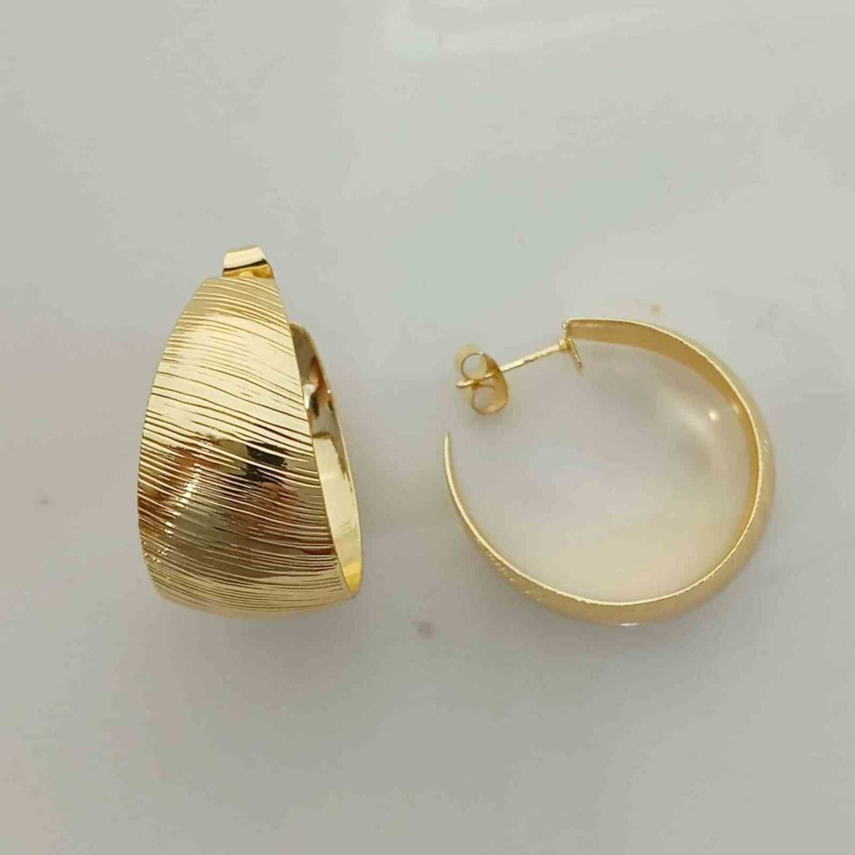 Aros Argolla C Abierta Trapezoidal Dorada Baño Oro 18K Textura Tela Asargada Scratched Diagonal Elegante Fina 30x15mm
