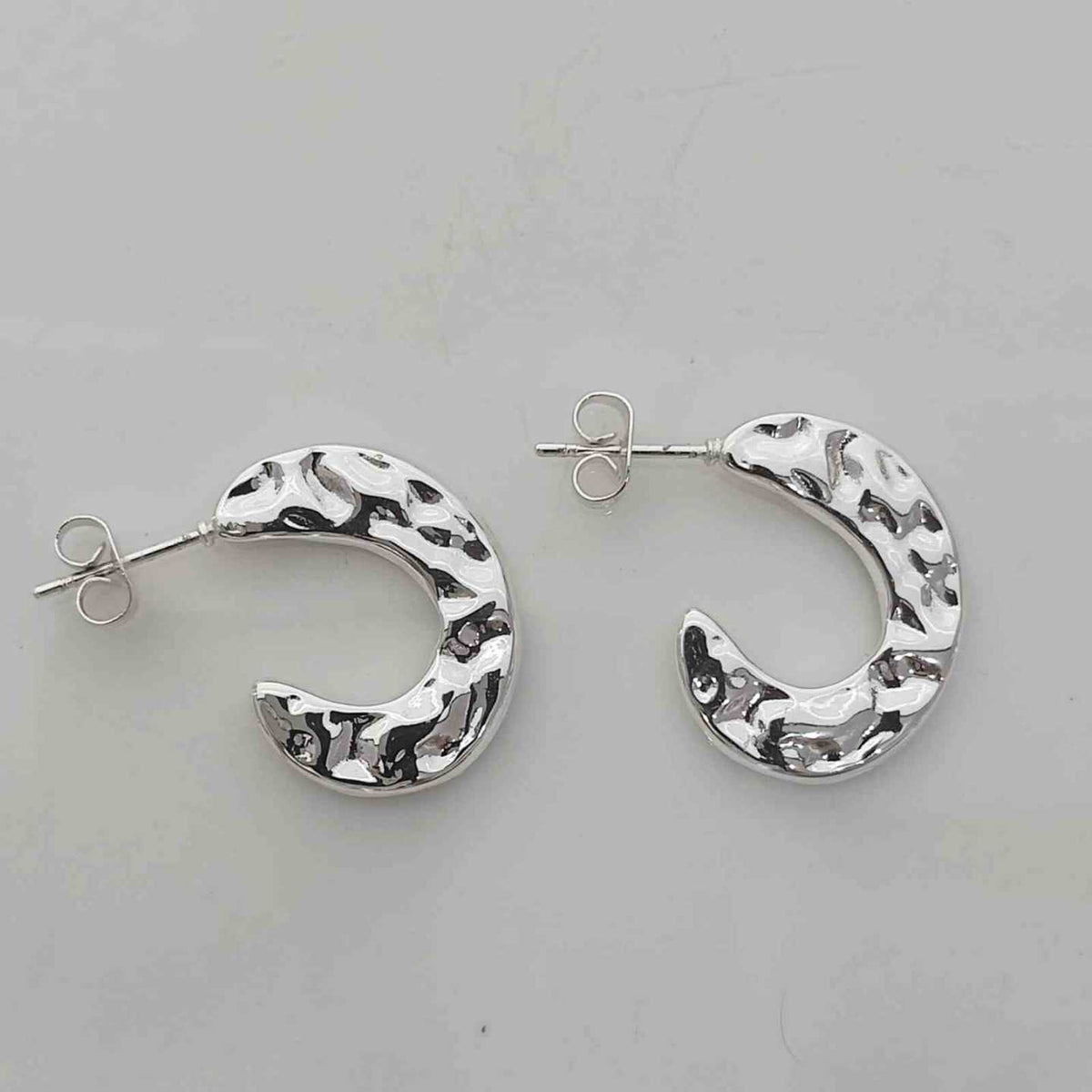 Aros Argolla C Ancha Plana Plateada Espejo Acero Inoxidable Textura Martillada Hammered Orgánica 22mm Statement