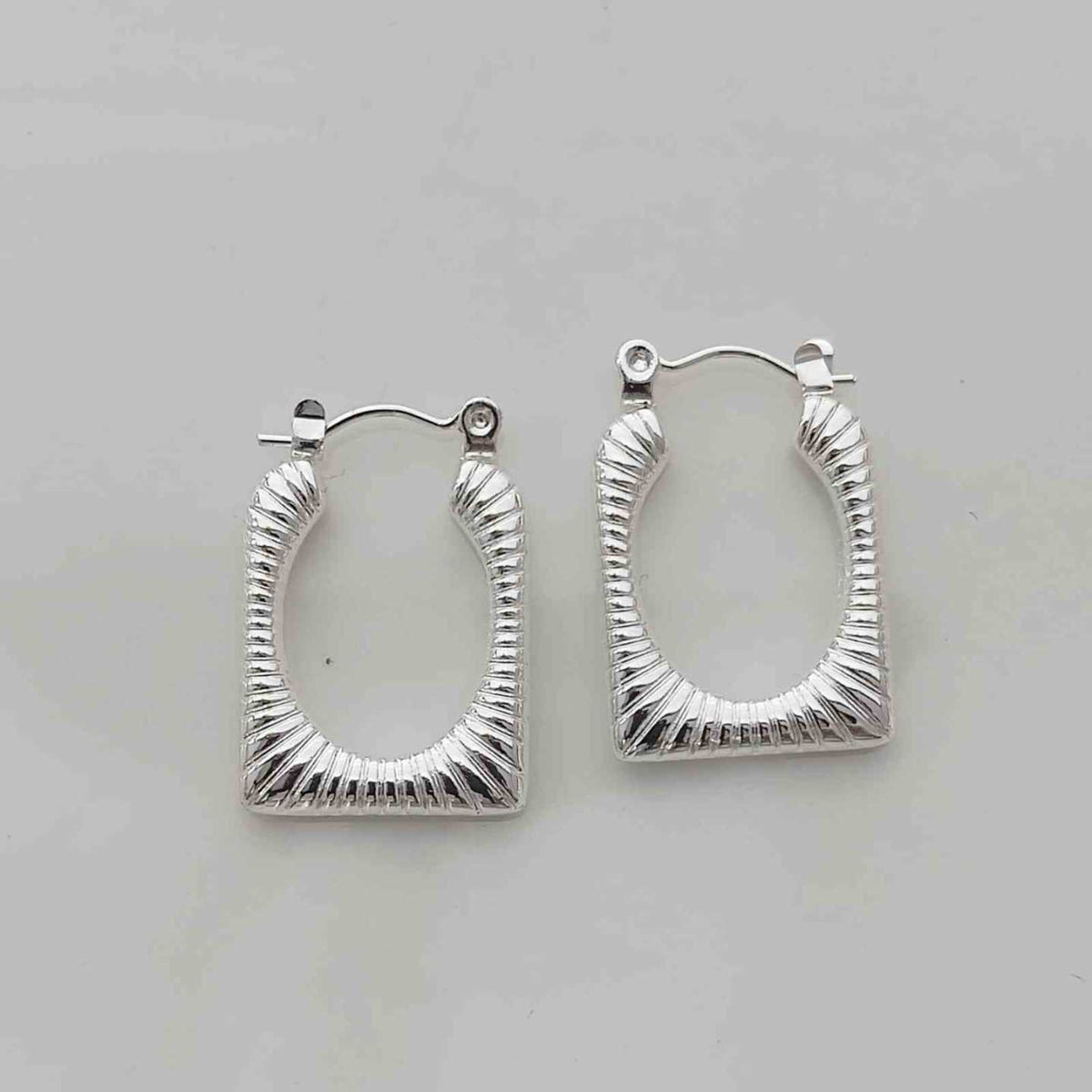 Aros Argolla Rectangular  Plateada Acero Inoxidable Estrías Diagonales Ribbed Geométrico Statement 24x17mm