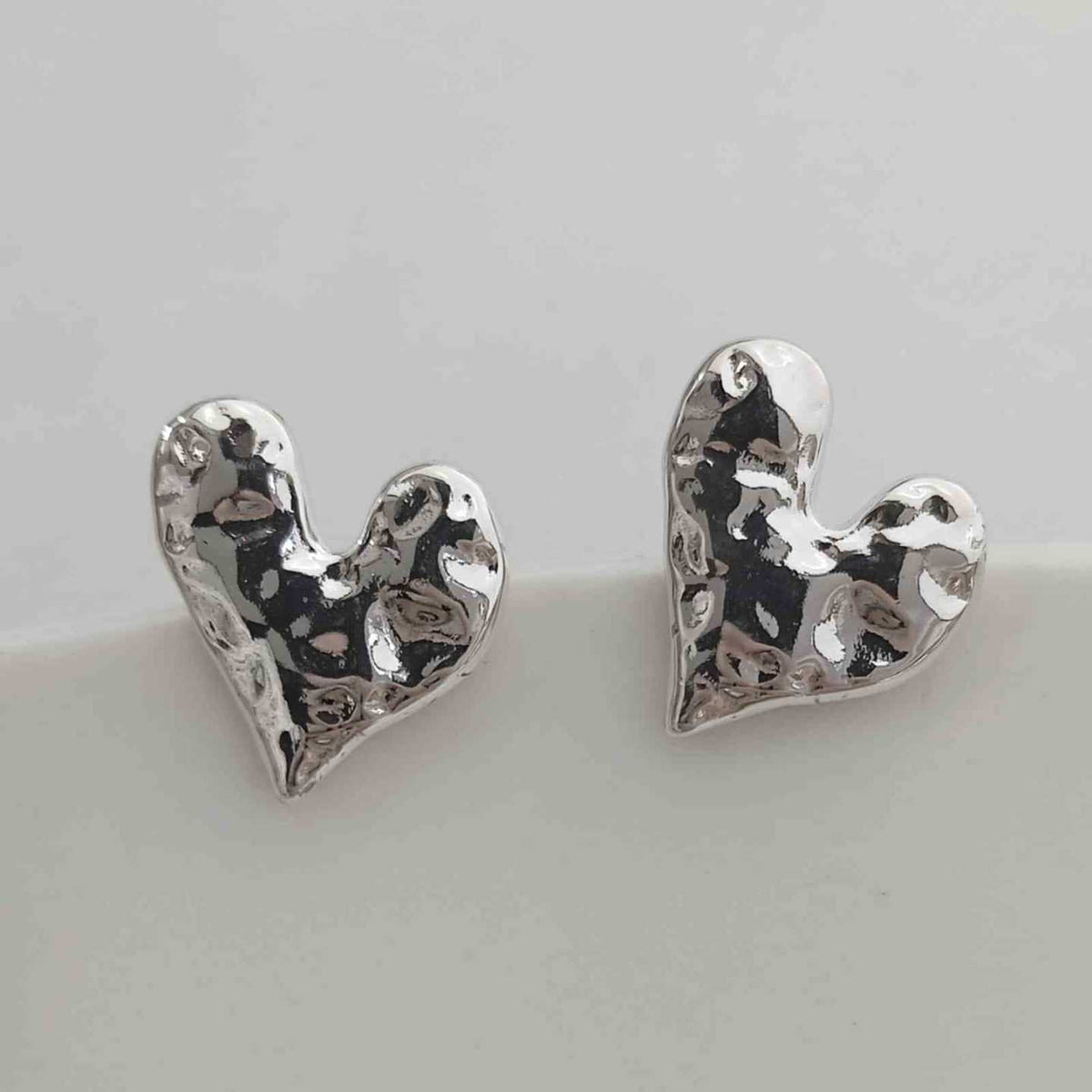 Aros Tope Corazón Grande Asimétrico Plateado Espejo Acero Inoxidable Textura Martillada Hammered Orgánico 18mm