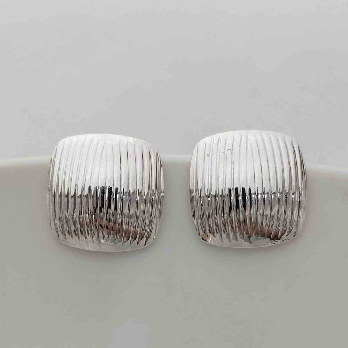 Aros Tope Cuadrado Abombado Plateado Acero Inoxidable Rayas Verticales Relieve Ribbed Volumétrico Statement
