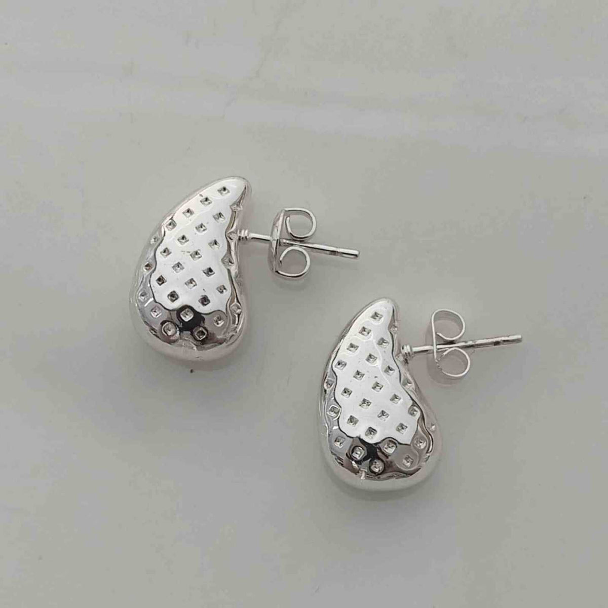 Aros Tope Gota Volumétrica Plateada Acero Inoxidable Textura Hoyuelos Cuadrícula Hueca 13mm Tendencia Lujo