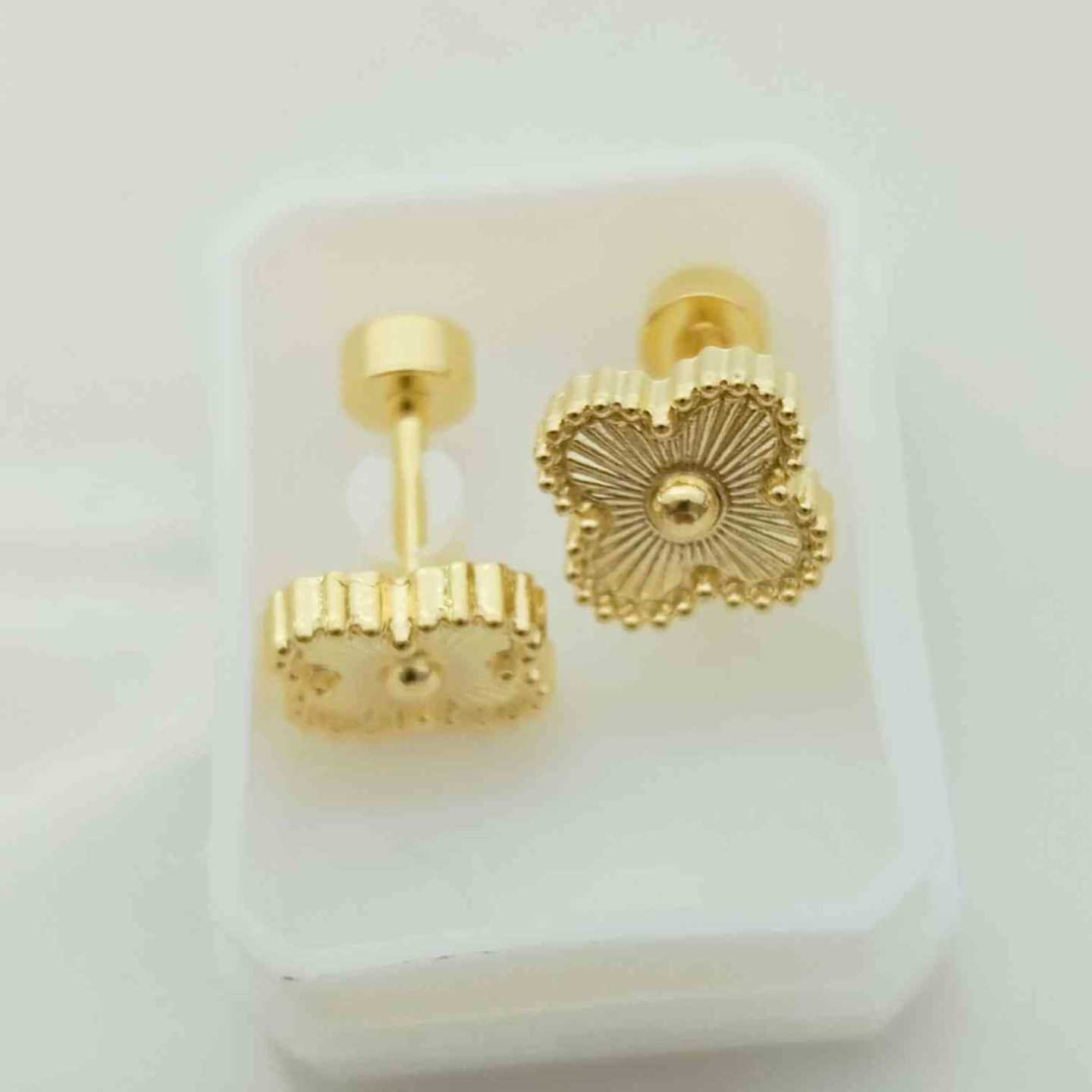 Aros Tope Trébol Cuatro Hojas Dorado Textura Solar Milgrain Acero Inoxidable