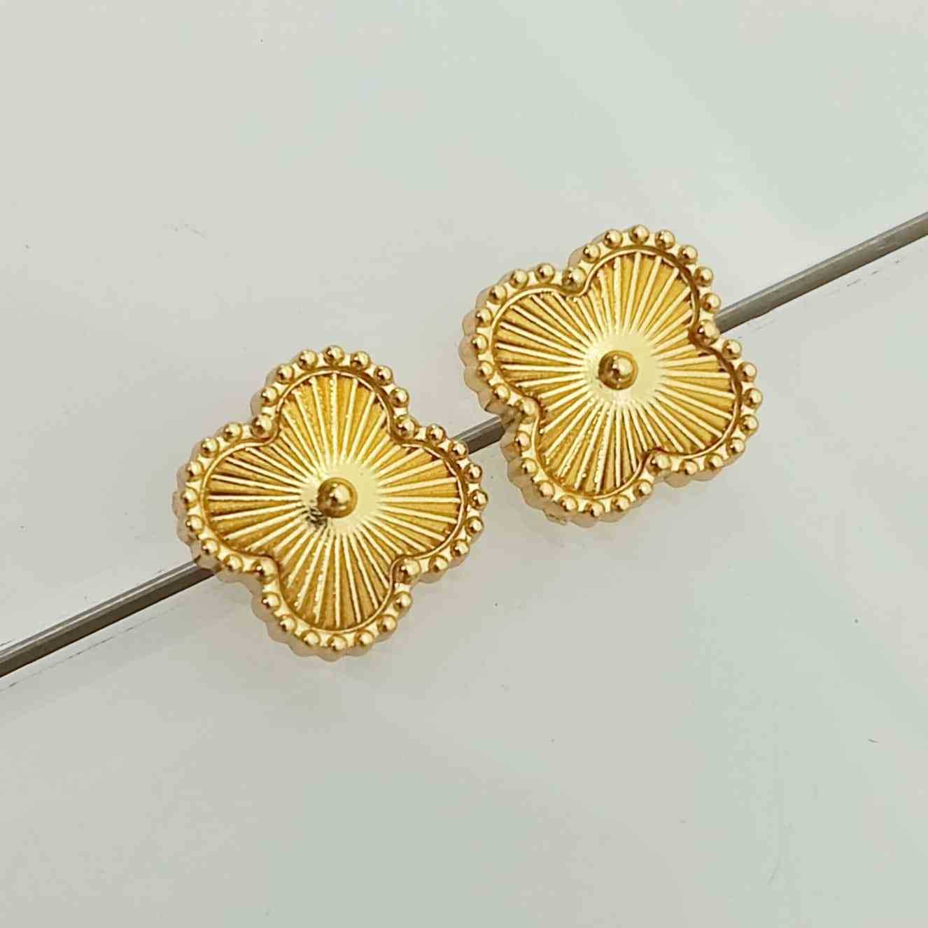 Aros Tope Trébol Cuatro Hojas Grande Textura Solar Milgrain Dorado 
