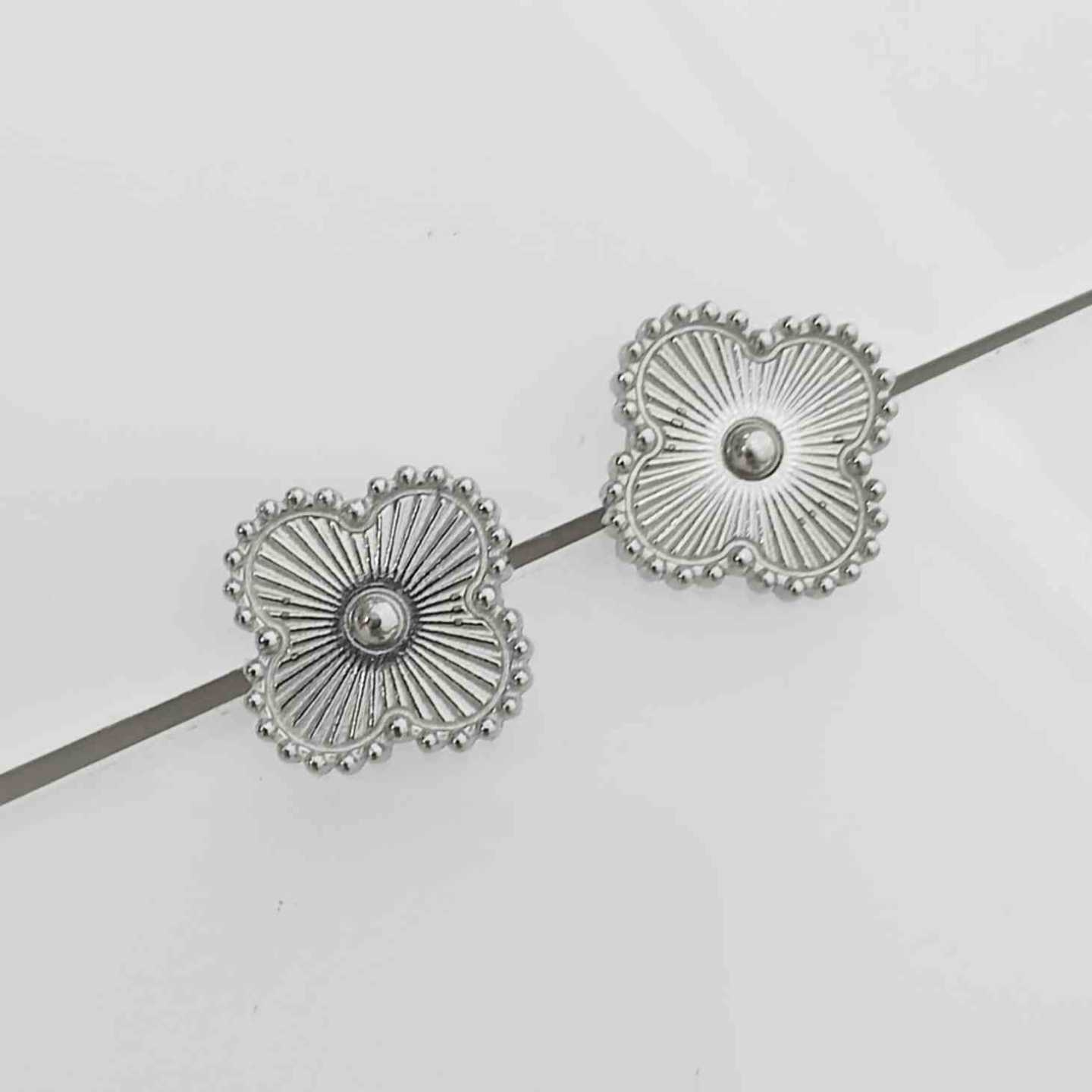 Aros Tope Trébol Cuatro Hojas Grande Textura Solar Milgrain  Plateado