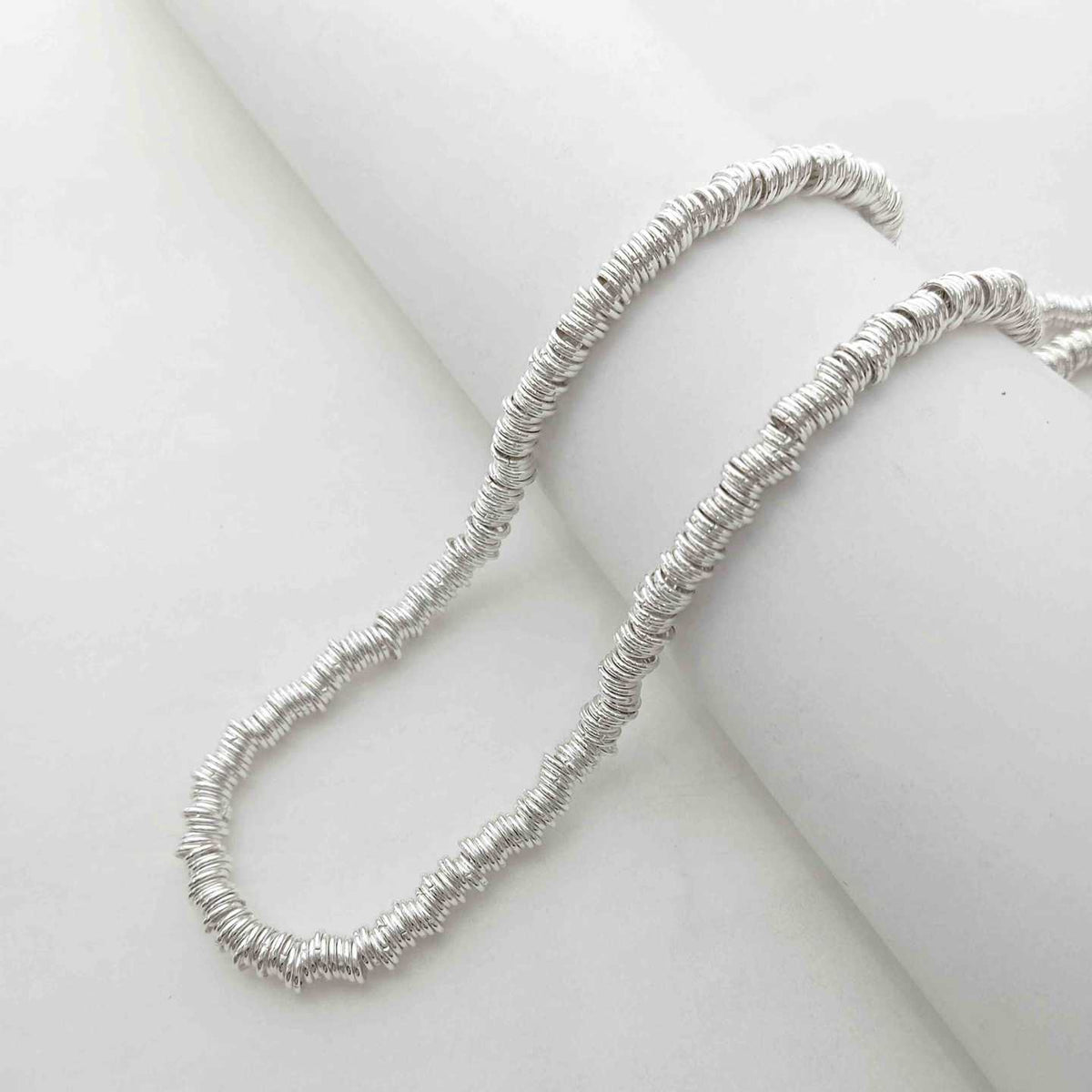 Collar Argollas Arandelas Planas Apiladas Plateado Acero Inoxidable Bañado Plata Textura Escamas Hélice Statement Diseño Editorial