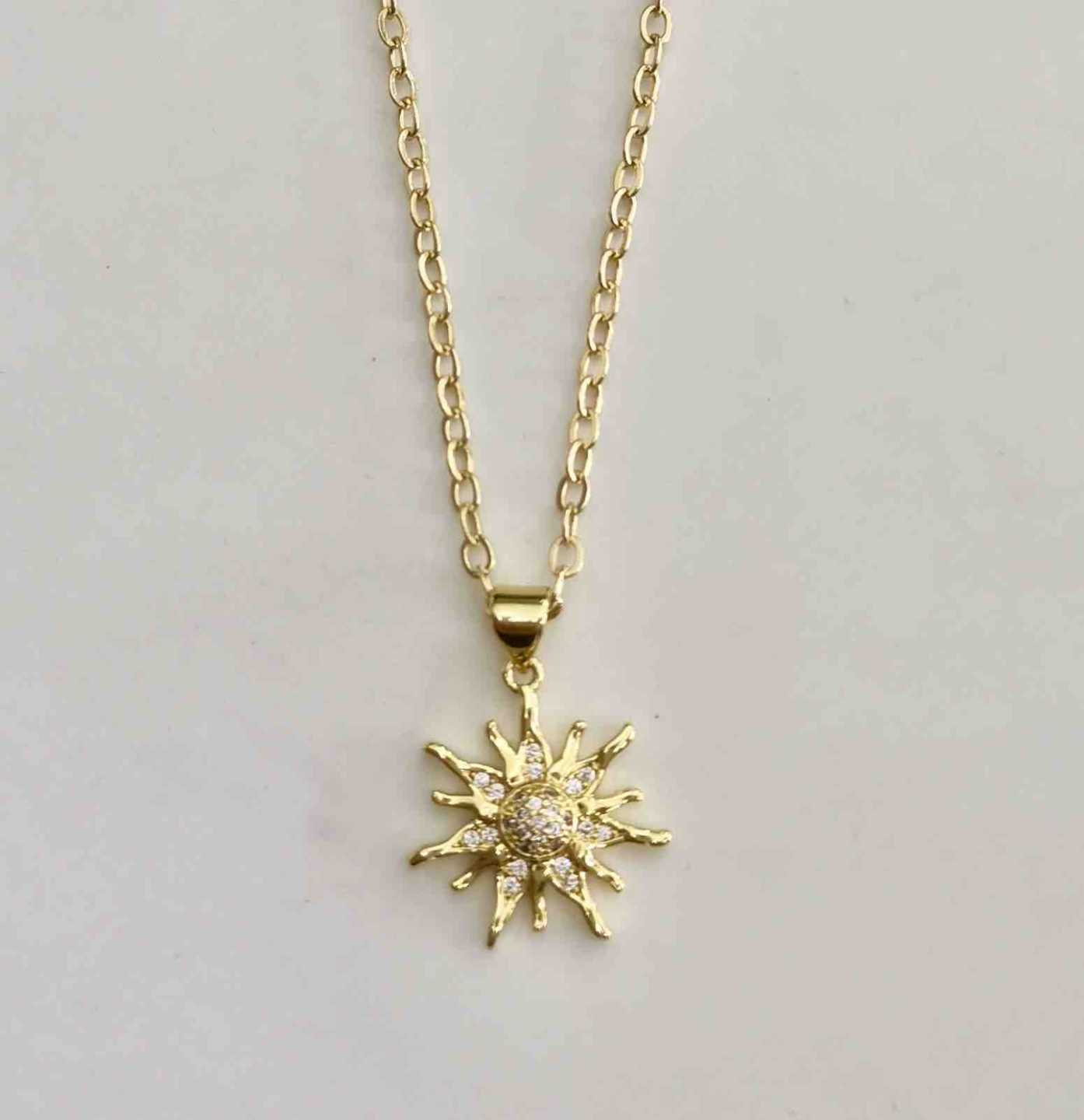 Collar Bañado en Oro 18k Colgante Sol Pequeño Pavé de Circones Cadena Fina