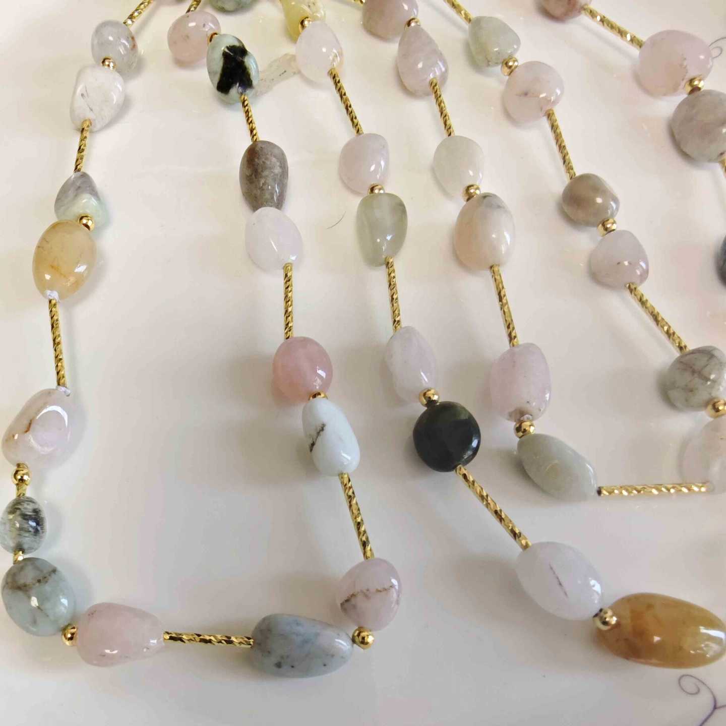Collar Largo Bañado en Oro 18k Piedras Naturales Semipreciosas Pastel con Tubos Dorados