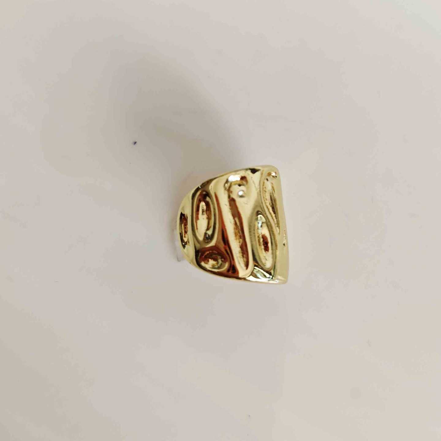 Ear Cuff Ancho Bañado en Oro 18k con Diseño Calado de Ondas