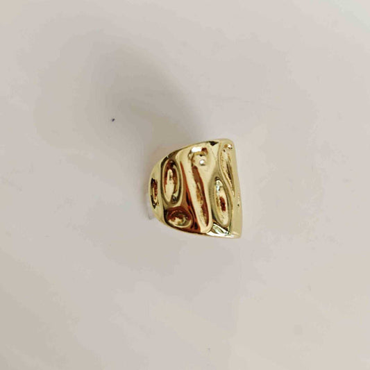 Ear Cuff Ancho Bañado en Oro 18k con Diseño Calado de Ondas