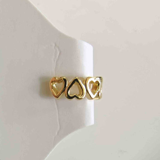 Ear Cuff Bañado en Oro 18k con Corazones Huecos Calados en Fila