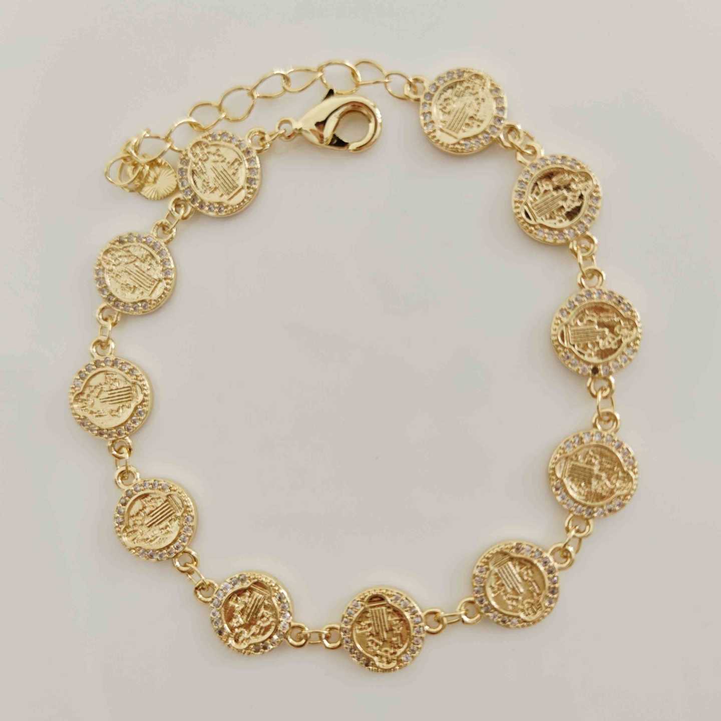 Pulsera Bañada en Oro 18k 11 Medallas San Benito con Halo Pavé Circones Ajustable