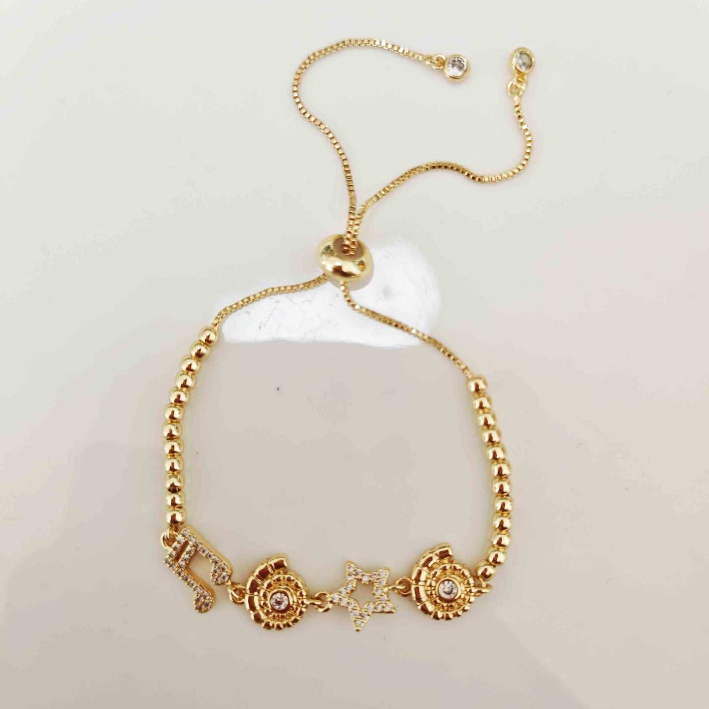 Pulsera Bañada en Oro 18k Nota Musical Estrella y Conchas Pavé Circones Ajustable