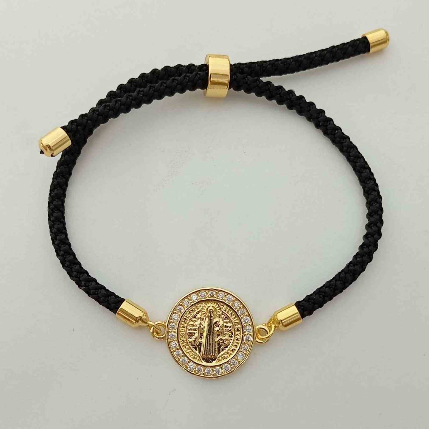 Pulsera Hilo Trenzado Negro  con Medalla San Benito Bañada en Oro 18k Halo Circones Ajustable