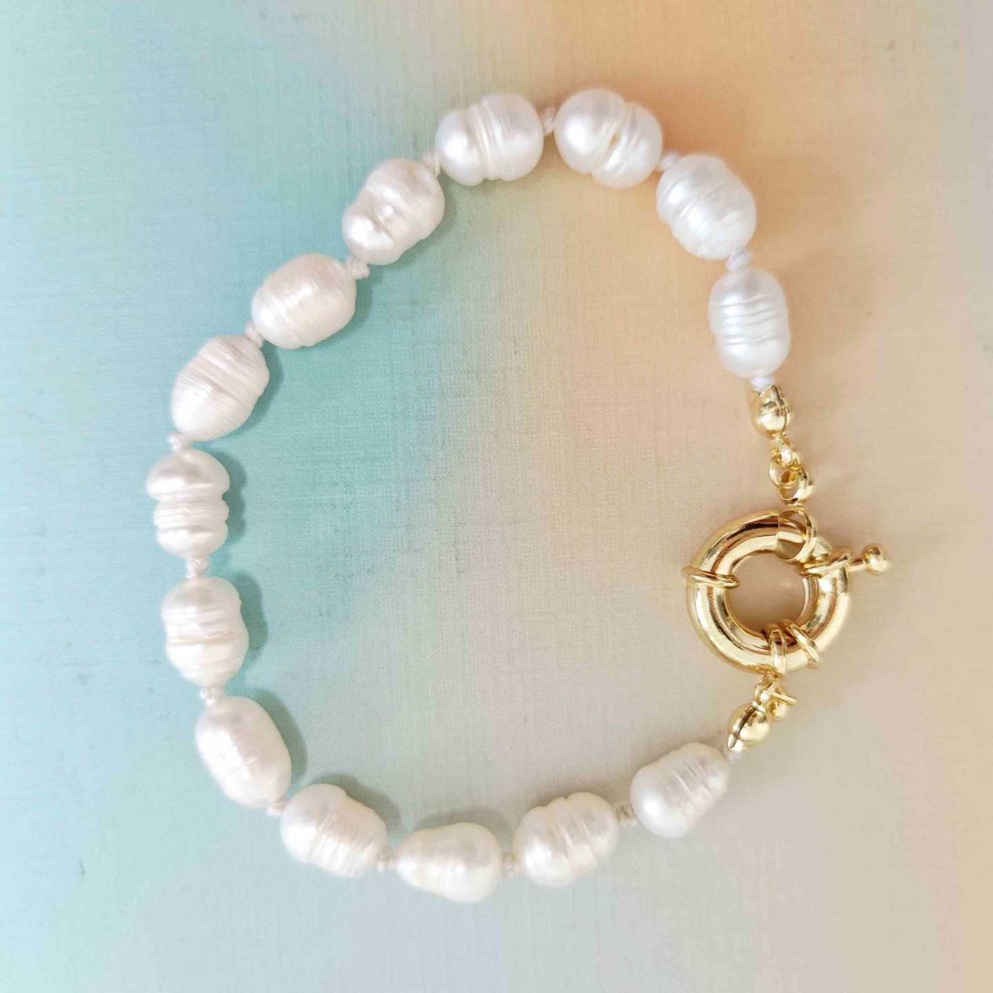 Pulsera Perlas de Río Barrocas con Broche Marinero Circular Bañado en Oro 18k