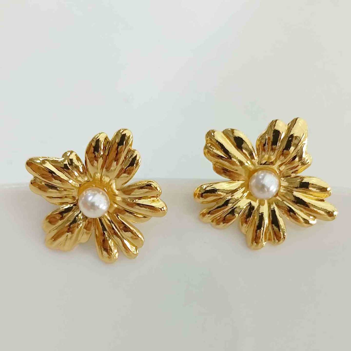 Aro de Acero Dorado Perla Sobre Flor 25mm 