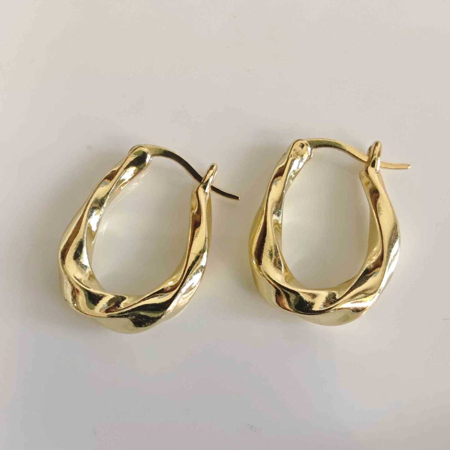Aro Bañado en Oro Argolla Cubo Ovalo Torcido 23x16mm