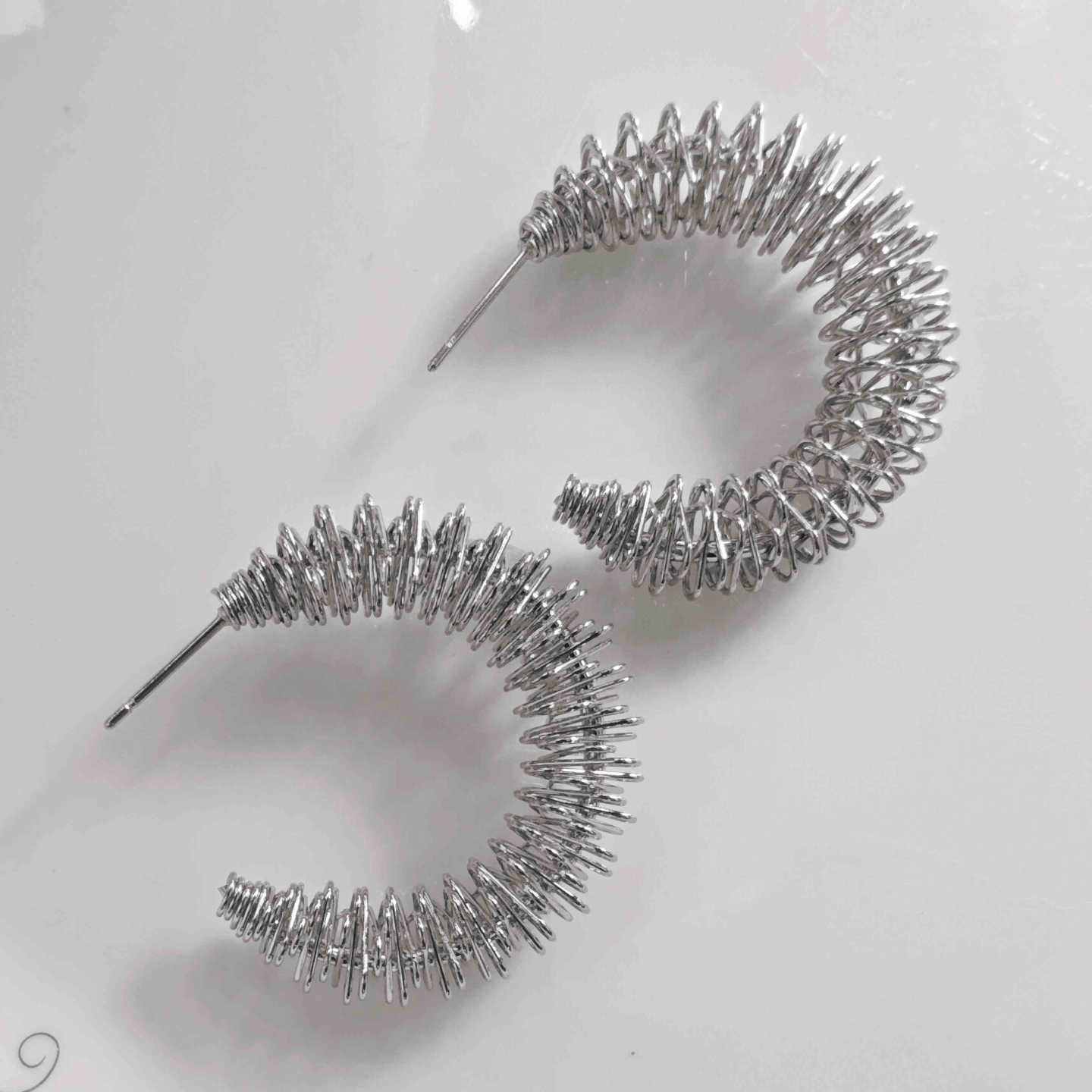 Aro Acero Inoxitable Plateado Medio Argolla Hilo Distorsión