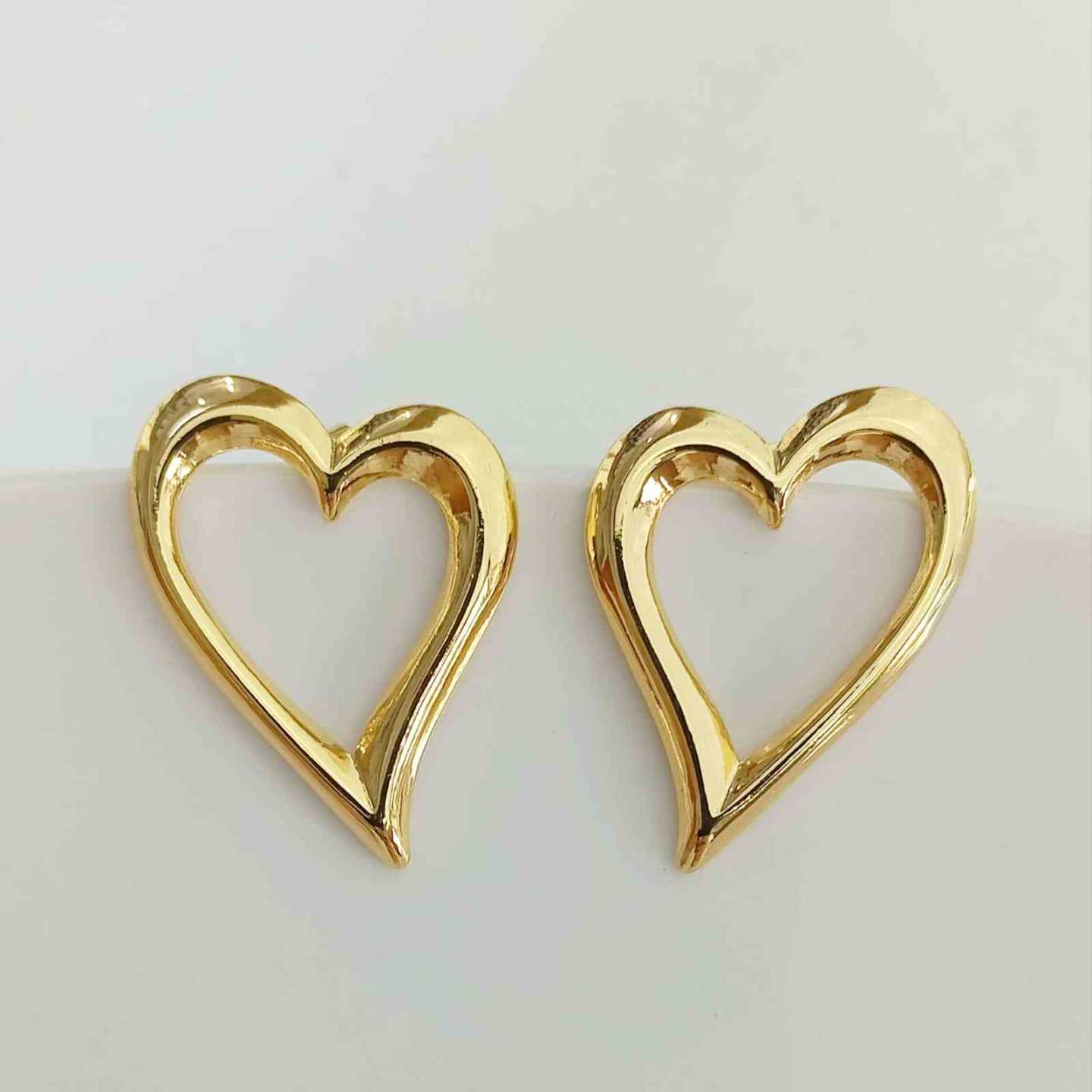 Aro de Acero Dorado Corazon Hueco 30mm 