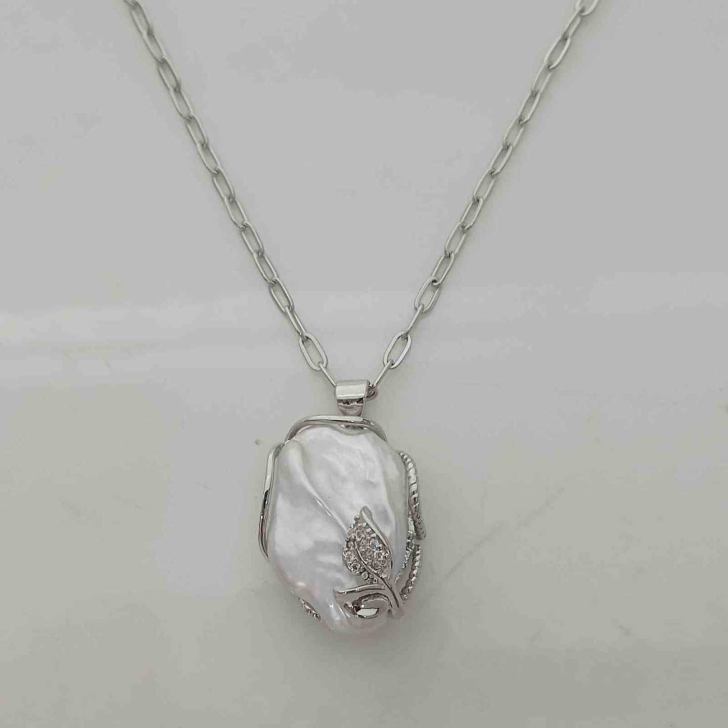 Collar Bañado en Plata Flor Sobre Perla Rio Cuadrada 45+5cm