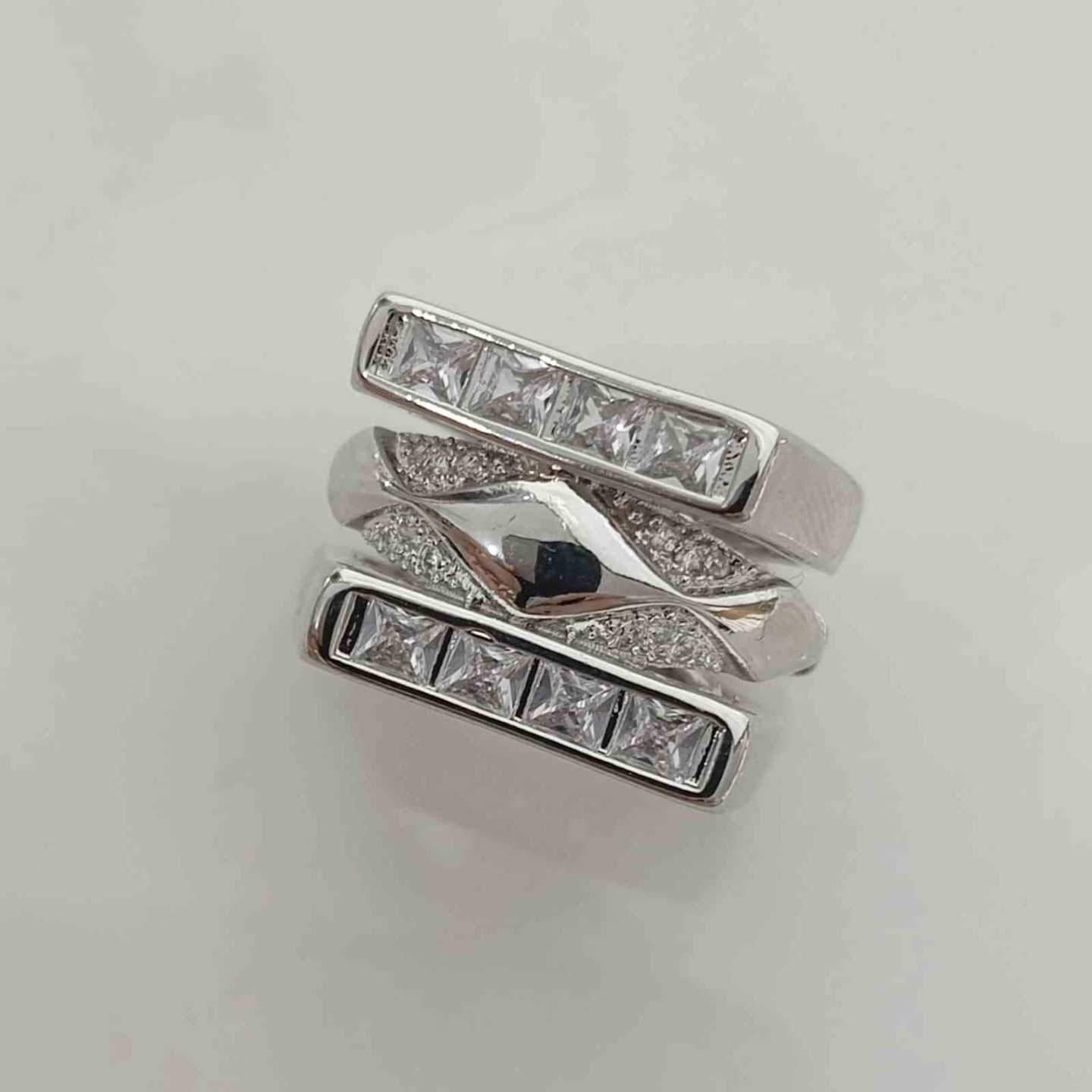 Anillo Bañado en Plata Diamante Entre 2 Lineas Circones Ajustable 