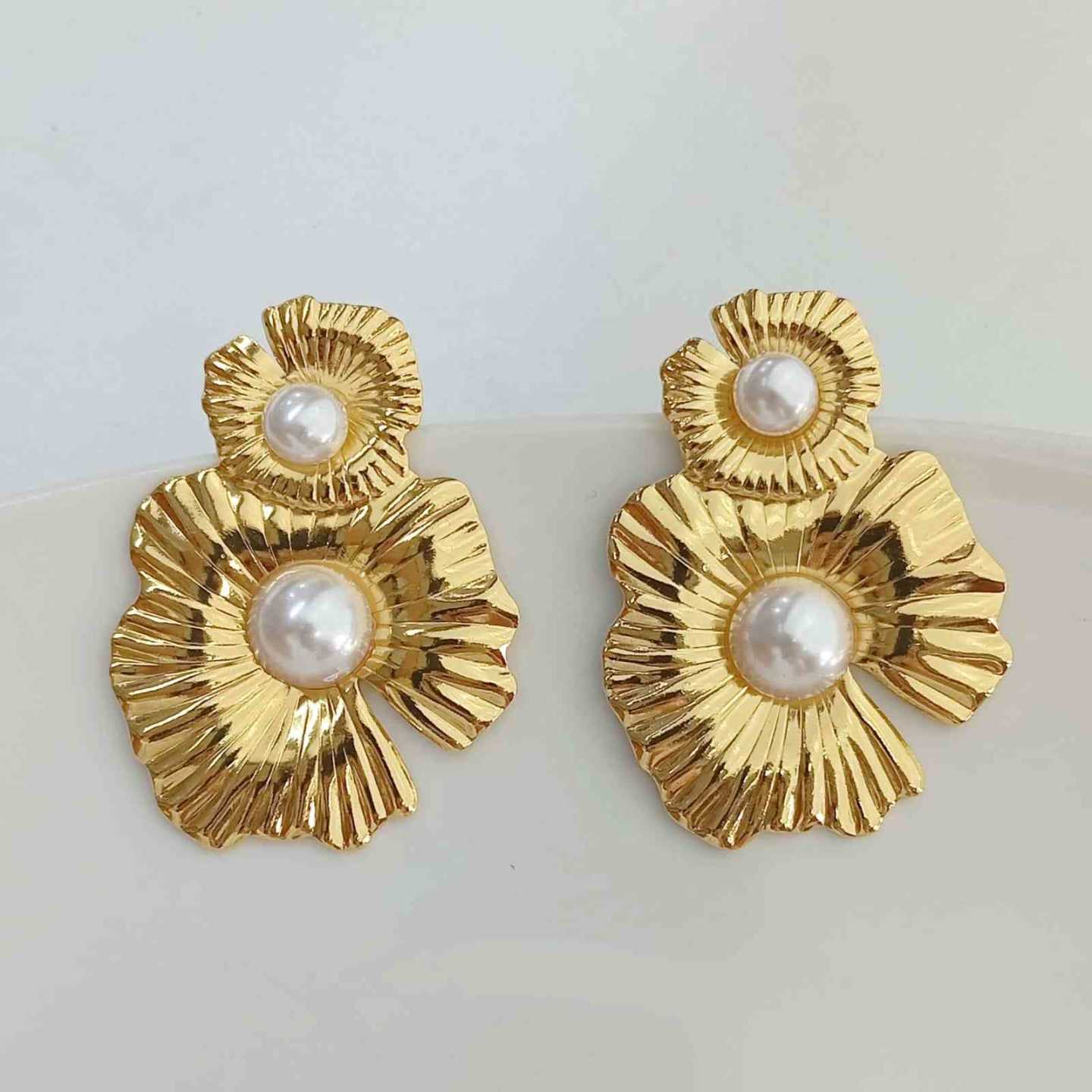 Aro de Acero Dorado Flor Colgante Flor y Perla 55x40mm 