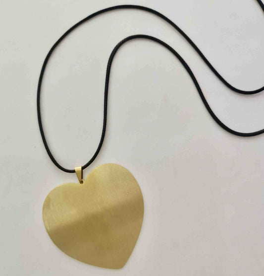 Collar Dor. Corazon Grande Hilo Negra Larga