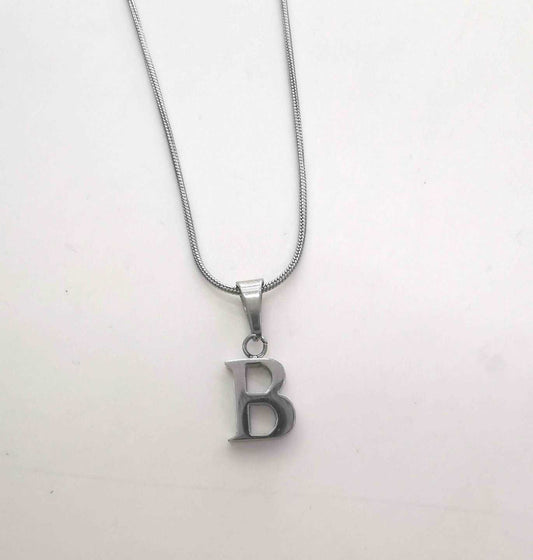 Collar Plateado Letra B