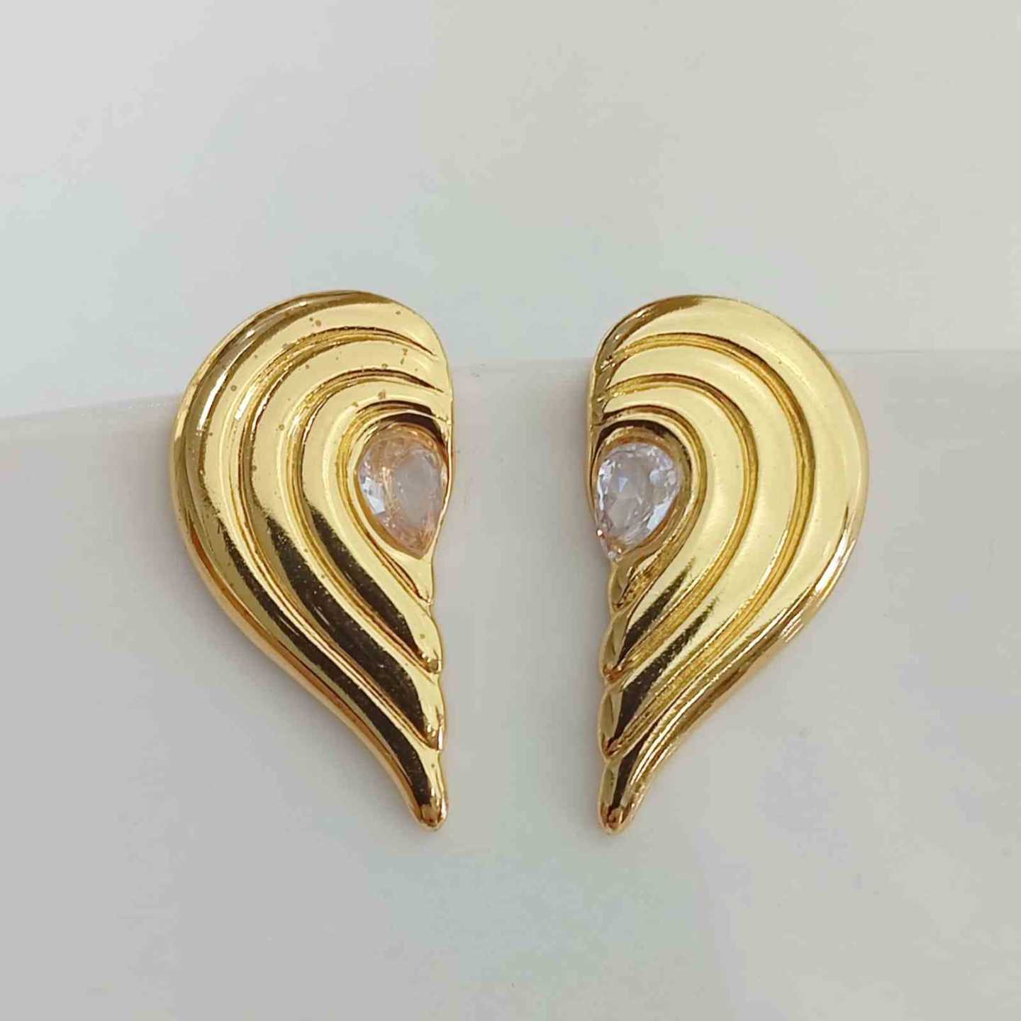 Aro de Acero  Dorado Medio Corazon y 1 Circon
