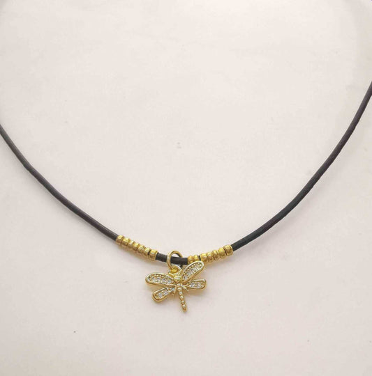 Collar Cuero Negro Colgante Dijes Bañado en Oro